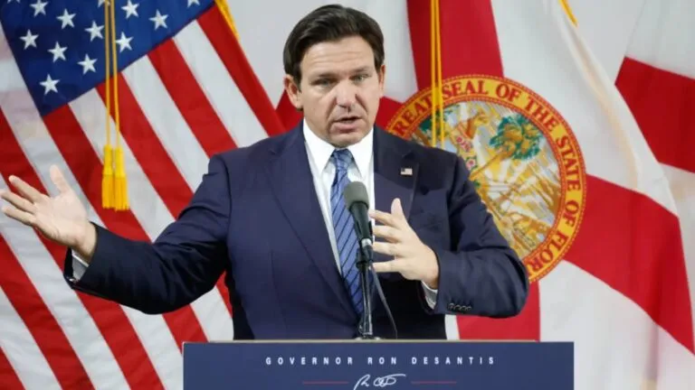 DeSantis en un acto oficial en Florida relacionado con políticas migratorias y uso de fondos públicos estatales