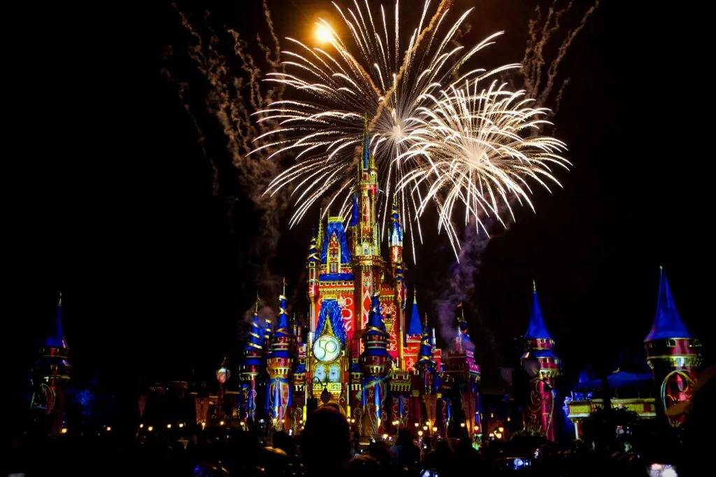 Residentes de Florida ingresan a Disney World con pase anual y pago inicial reducido