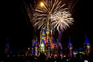 Residentes de Florida ingresan a Disney World con pase anual y pago inicial reducido