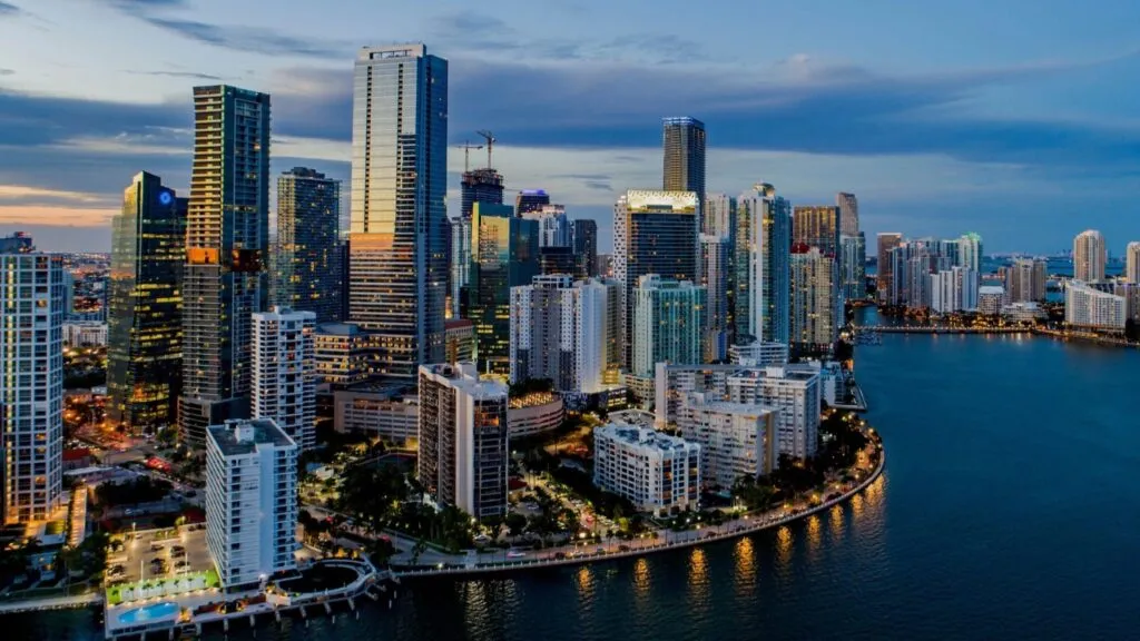 Torre residencial de lujo en Downtown Miami fortaleciendo el mercado inmobiliario de lujo en Florida