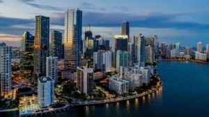 Torre residencial de lujo en Downtown Miami fortaleciendo el mercado inmobiliario de lujo en Florida