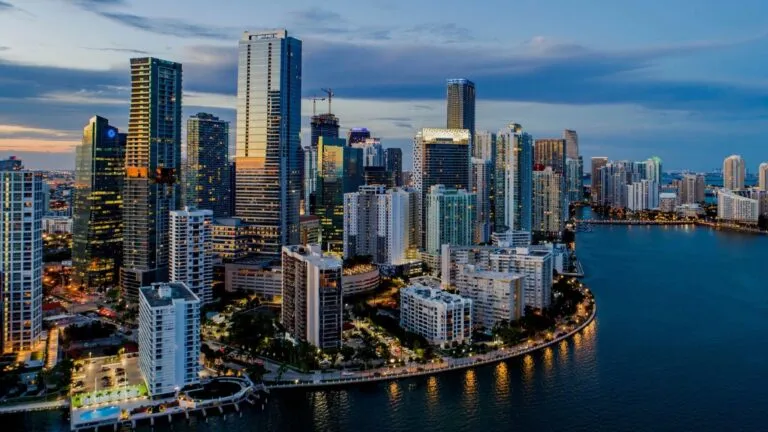 Torre residencial de lujo en Downtown Miami fortaleciendo el mercado inmobiliario de lujo en Florida