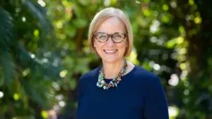 Eileen Higgins alcaldesa de Miami presentando agenda de vivienda e inmigración en City Hall