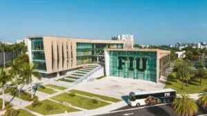 Estudiantes caminando frente al campus Modesto Maidique de FIU en Miami, reflejando el impacto del alto alquiler y el costo de vida en su experiencia universitaria