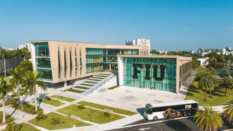 Estudiantes caminando frente al campus Modesto Maidique de FIU en Miami, reflejando el impacto del alto alquiler y el costo de vida en su experiencia universitaria