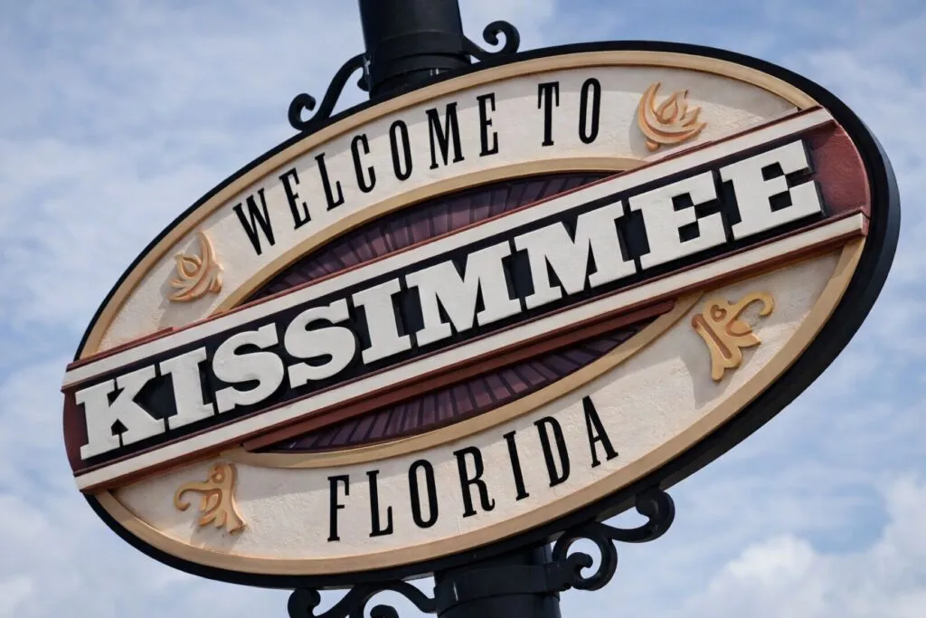 Señal de bienvenida a Kissimmee, Florida, sede confirmada de Florida Huddle y Encounter 2027