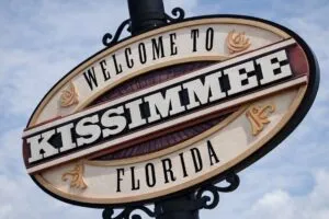 Señal de bienvenida a Kissimmee, Florida, sede confirmada de Florida Huddle y Encounter 2027