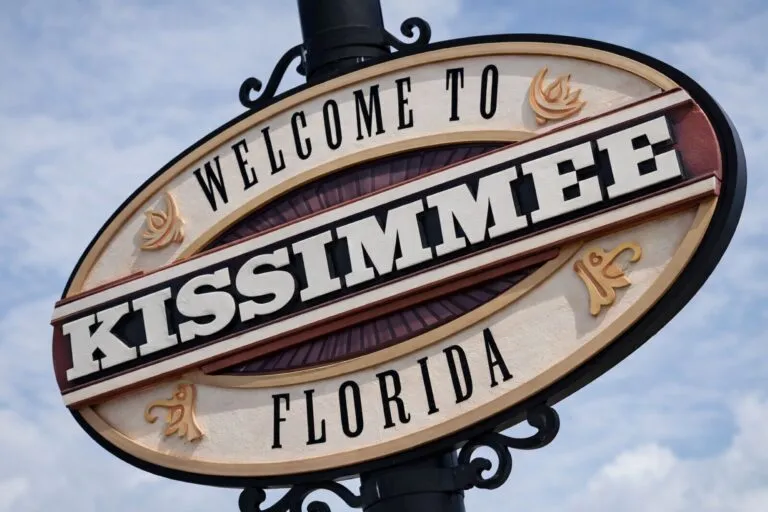 Señal de bienvenida a Kissimmee, Florida, sede confirmada de Florida Huddle y Encounter 2027