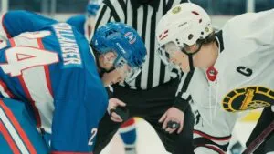 Escena de Heated Rivalry con dos jugadores de hockey sobre hielo en un momento de tensión emocional dentro de la pista