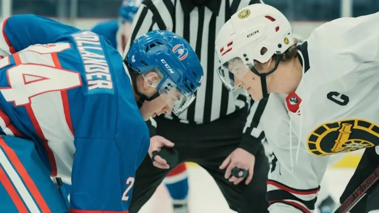 Escena de Heated Rivalry con dos jugadores de hockey sobre hielo en un momento de tensión emocional dentro de la pista
