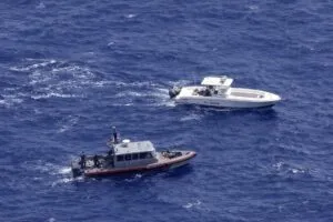Bote civil con matrícula de Florida involucrado en incidente en alta mar frente a la costa de Cuba, reflejando tensiones entre ambas naciones