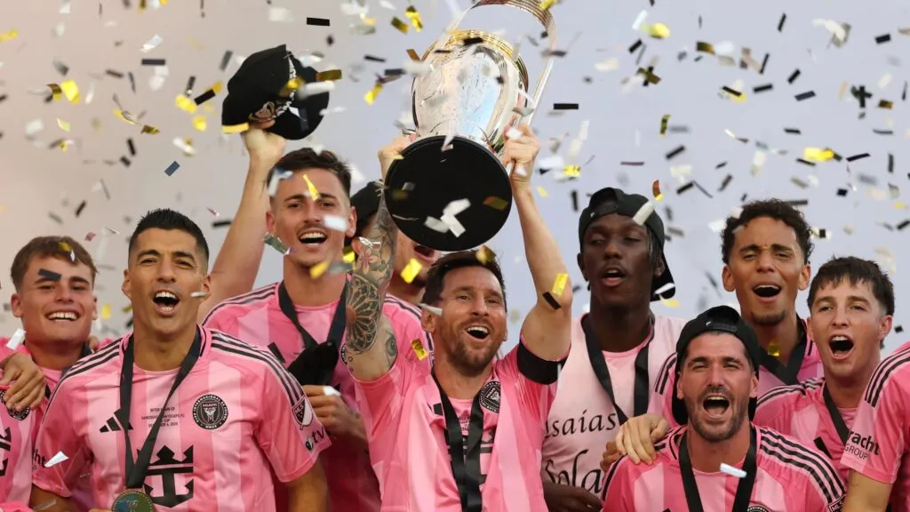 Jugadores de Inter Miami celebrando en el campo tras conquistar la MLS Cup, reflejando el crecimiento del club como el más valioso de la liga