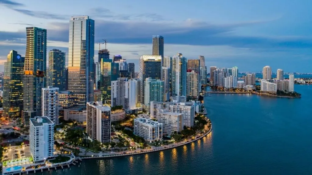 Skyline de Miami representando inversión mexicana en Miami y crecimiento inmobiliario de lujo