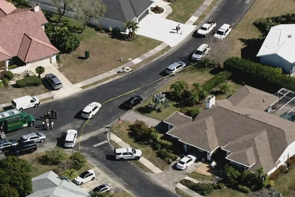 Vista aérea del operativo policial tras tiroteo en Sarasota, Florida, con patrullas en zona residencial
