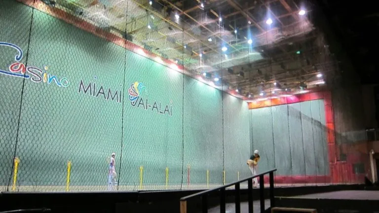 Cancha iluminada y gradas modernas en JAM Arena durante reapertura en Miami