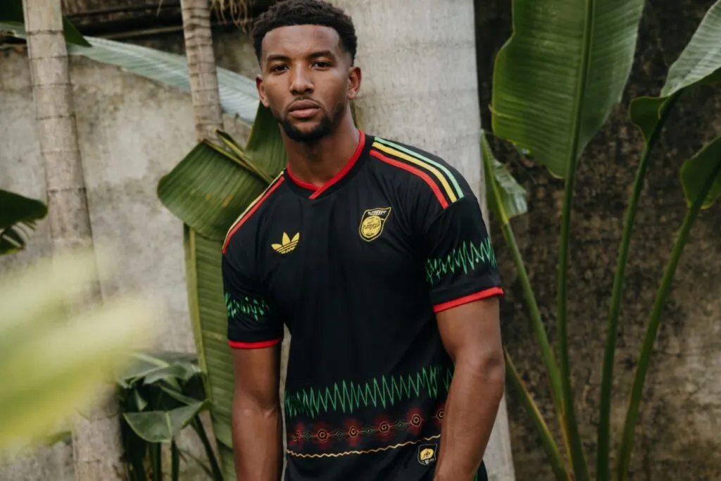 Jugadores modelan uniformes de Jamaica para el Mundial 2026 diseñados con la Fundación Bob Marley antes de playoffs en México