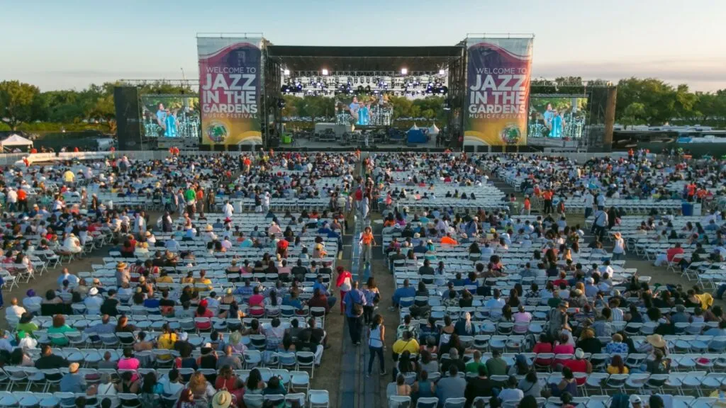 Jazz en Miami con músicos en escena durante conciertos y festivales que reflejan la diversidad cultural de la ciudad