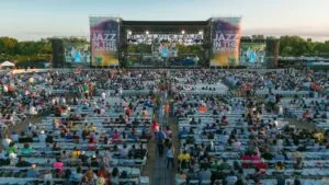 Jazz en Miami con músicos en escena durante conciertos y festivales que reflejan la diversidad cultural de la ciudad