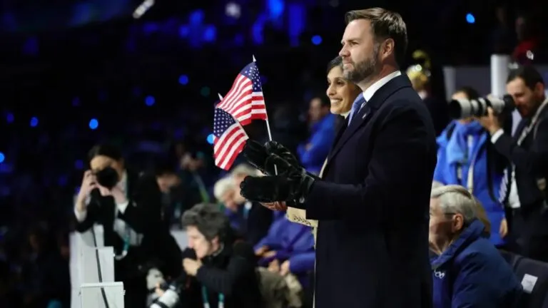 JD Vance y su esposa aparecen en pantalla durante la inauguración de los Juegos Olímpicos de Invierno en Milán mientras el público reacciona con abucheos.