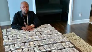 Floyd Mayweather en una aparición pública mientras enfrenta demanda en Miami por deuda millonaria en joyería de lujo