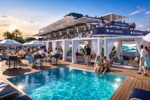 Vista panorámica de la estructura de superyate VIP en el circuito del Gran Premio de Miami con espectadores y ambiente de lujo