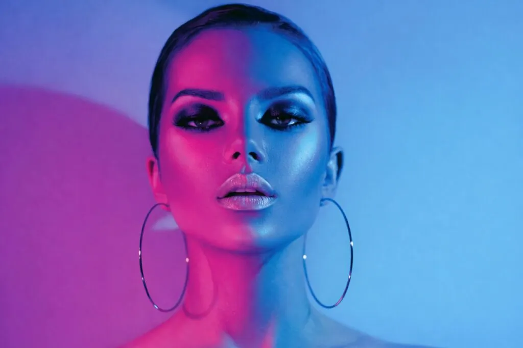 Rostro femenino iluminado con luces de colores, símbolo de la industria cosmética en Cosmoprof Miami 2026