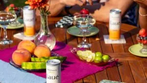 LAUÉ frizzante en lata acompañando un momento cotidiano de celebración, frescura y equilibrio durante el inicio de 2026