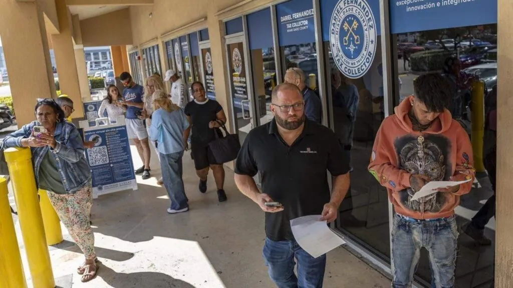 Oficina del DMV en Florida aplicando examen en inglés para licencia de conducir tras cambio estatal