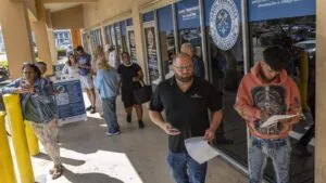 Oficina del DMV en Florida aplicando examen en inglés para licencia de conducir tras cambio estatal