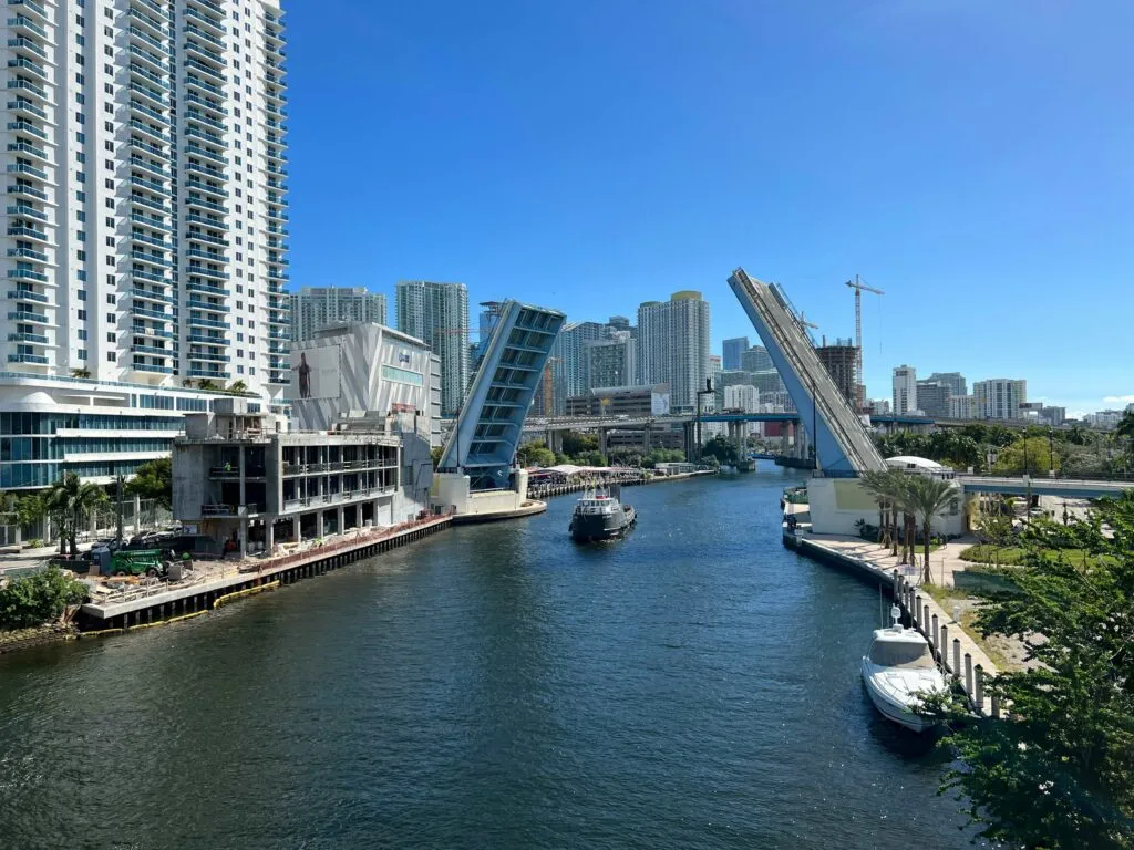 Vista matutina de Miami con cielo nublado y calles secas durante el inicio de la sequía en la ciudadVista matutina de Miami con cielo nublado y calles secas durante el inicio de la sequía en la ciudad