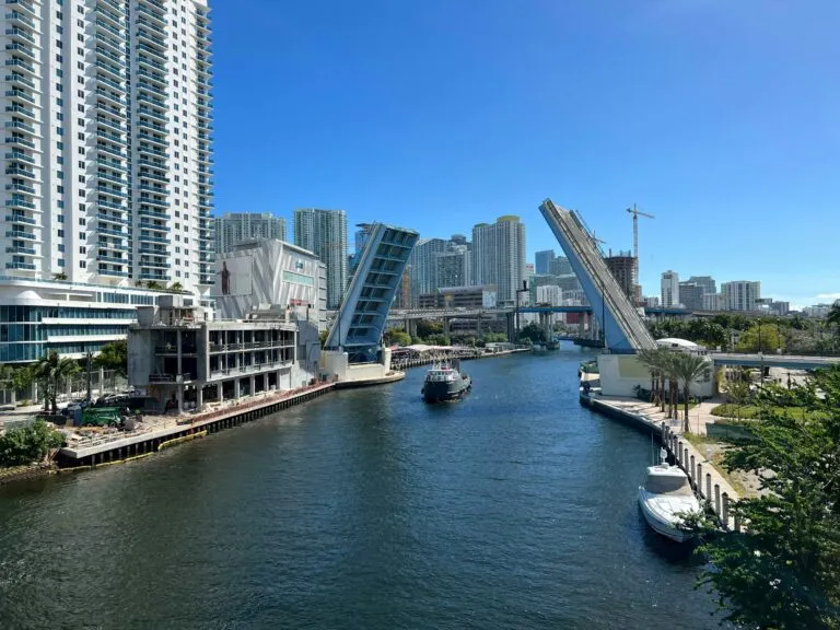 Vista matutina de Miami con cielo nublado y calles secas durante el inicio de la sequía en la ciudadVista matutina de Miami con cielo nublado y calles secas durante el inicio de la sequía en la ciudad