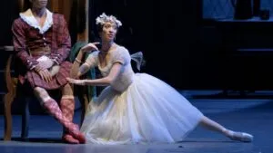 Macarena Giménez bailando como principal del Miami City Ballet en el Adrienne Arsht Center con técnica clásica y elegancia escénica