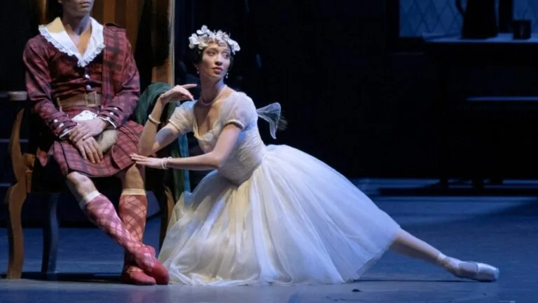Macarena Giménez bailando como principal del Miami City Ballet en el Adrienne Arsht Center con técnica clásica y elegancia escénica