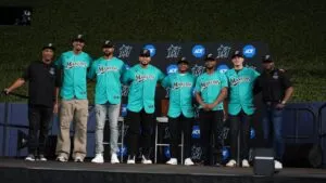 Jugador de los Marlins vistiendo el uniforme retro verde azulado presentado para la temporada en el LoanDepot Park de Miami.