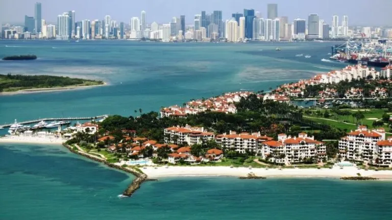 Vista aérea del skyline de Miami con edificios residenciales y condominios frente al mar, representando el alto costo de la vivienda en la ciudad.