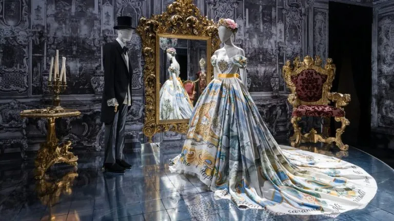 Exposiciones de arte en Miami con visitantes recorriendo galería contemporánea