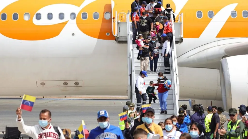 Migrantes venezolanos bajando del avión en el Aeropuerto de Maiquetía tras su llegada desde Miami bajo programa de retorno humanitario