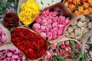 Cajas con flores en el Aeropuerto de Miami listas para su distribución durante San Valentín en Estados Unidos