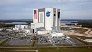 Cohete SLS de NASA siendo trasladado en Florida tras fuga de helio en misión Artemis II