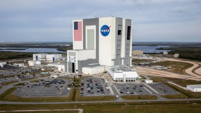 Cohete SLS de NASA siendo trasladado en Florida tras fuga de helio en misión Artemis II