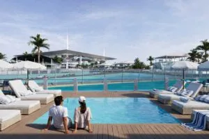 Vista del MSC Yacht Club terrestre durante el Gran Premio de Miami, con diseño de superyate de lujo