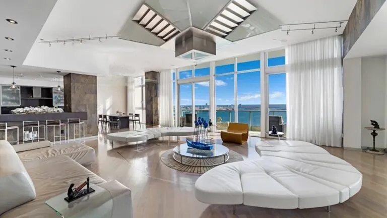 Penthouse de Luis Miguel en Brickell con diseño solar y vistas al canal de Miami