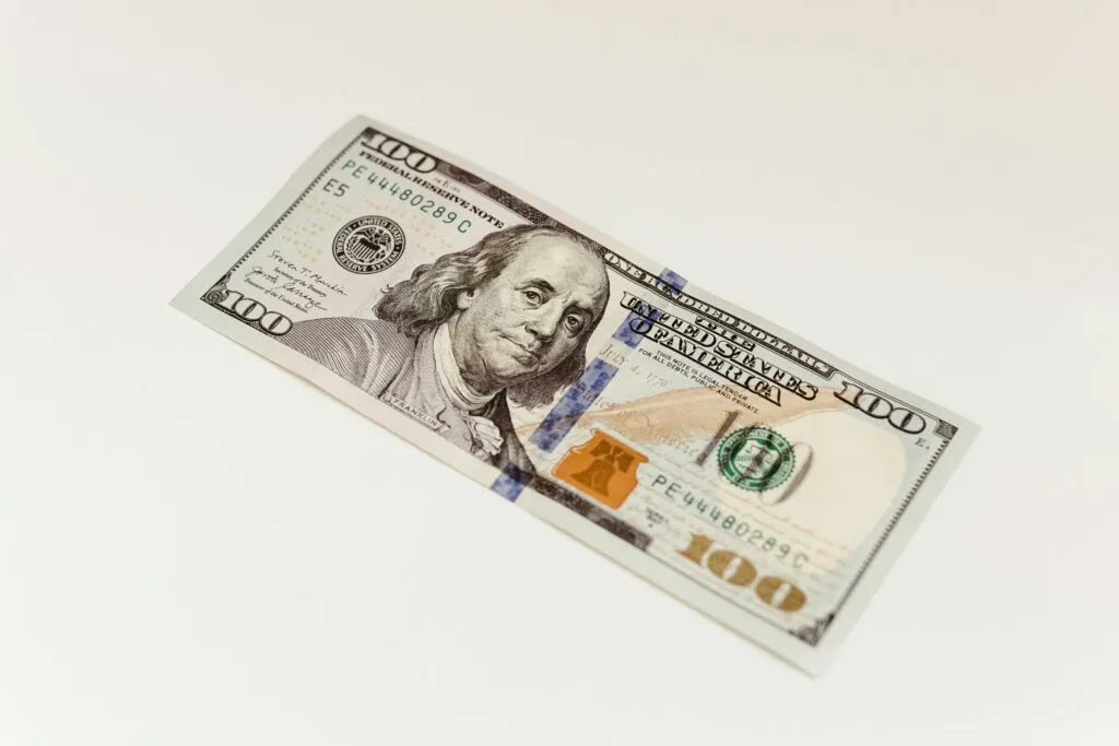 Fotografía de billetes mexicanos y dólares estadounidenses sobre una calculadora, con enfoque financiero