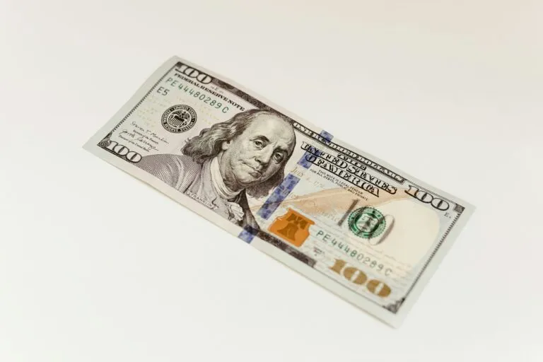 Fotografía de billetes mexicanos y dólares estadounidenses sobre una calculadora, con enfoque financiero