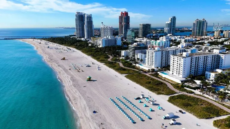 Vista aérea de Miami con cielo despejado y calles activas, reflejando clima ideal para negocios y comunidad latina