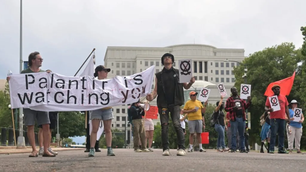 Manifestantes reunidos en Aventura durante protesta contra Palantir cerca de su nueva sede en Miami