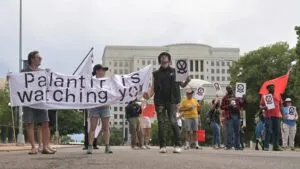 Manifestantes reunidos en Aventura durante protesta contra Palantir cerca de su nueva sede en Miami