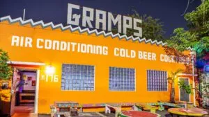 Bar at Gramps en Wynwood con ambiente nocturno y arte local en formato dive bar