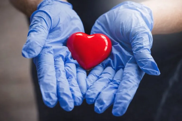 Grupo de profesionales de salud y ciudadanos promoviendo la donación de órganos con un mensaje de solidaridad y esperanza