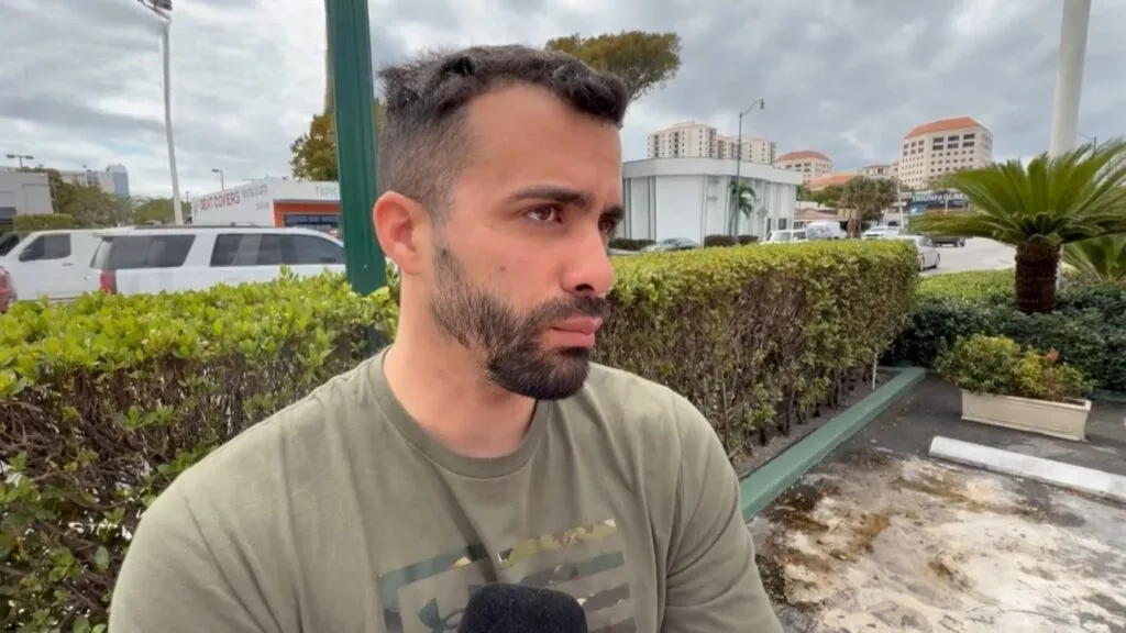 Roberto Azcorra Consuegra mostrando identificación en Miami tras aparecer en lista oficial de Cuba